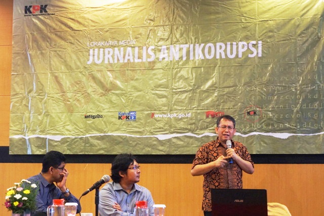 Dari kiri ke kanan, Laode M. Syarif dari KPK, Widodo Pranowo, Kepala Lab Data Laut dan Pesisir Pusat Penelitian dan Pengembangan Sumber Daya Laut dan Pesisir Kementrian Kelautan dan Perikanan (KKP), dan Muslim Muin Ph.d, Ketua Kelompok Keahlian Teknik Pantai Institut Teknologi Bandung (ITB) memaparkan kajiannya terkait reklamasi Teluk Jakarta dan Teluk Benoa, Bali. Foto: Luh De Suriyani