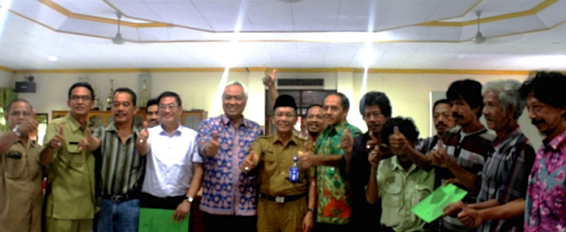 Orang Rimba, perusahaan dan pemerintah foto bersama usai penandatanganan kesepakatan di Jambi. Foto: Elviza Diana