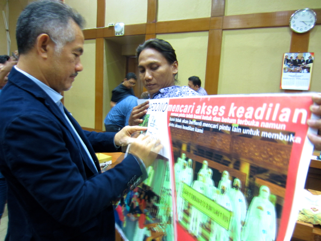 Kala warga mengadu ke KOmisi VII DPR soal pencemaran limbah di desa mereka. Foto: Della Syahni