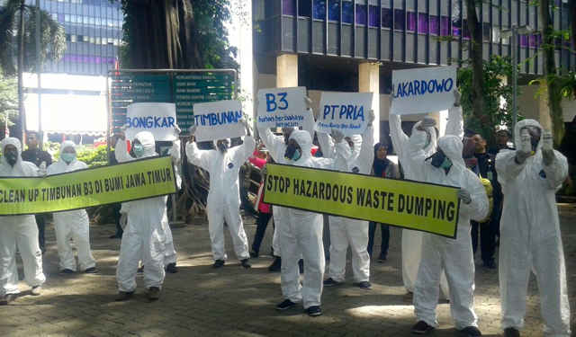 Warga Lakardowo protes ke KLHK atas pencemaran limbah B3 di desa mereka. Foto: Ecoton