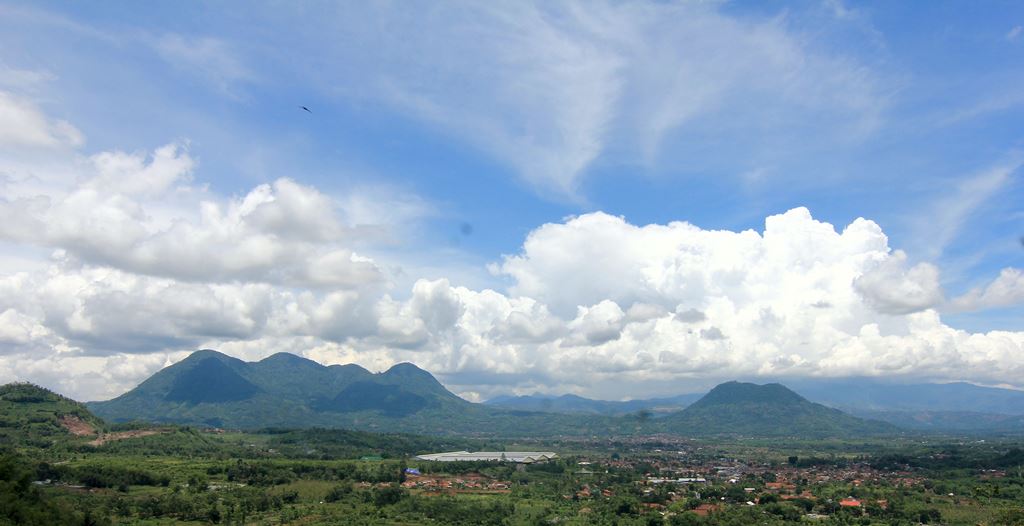Panorama alam di Kabupaten Garut yang dikelilingi pegunungan mirip seperti Negara Swiss. Tak ayal, julukan Swiss Van Java pun disematakan di kota yang khas akan jajan dodol tersebut. Namun, data BKSDA menunjukan kerusakan hutan dan lahan kritis di Garut mencapai 38 ribu hekater. Foto : Dony Iqbal