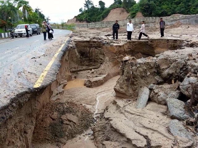 Jalan amblas terkena banjir di sekitar Kantor Bupati Padang Pariaman. Foto: BPBD Sumbar