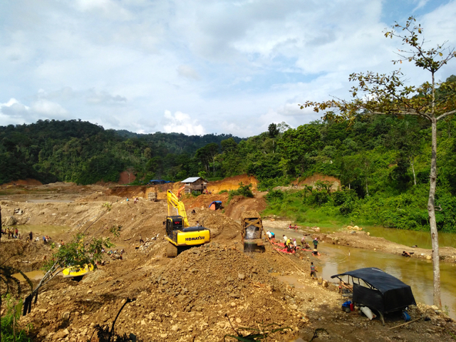 Alat berat para penambang ilegal sedang mengeruk Sungai Pamong Besar mencari emas di Solok Selatan. Foto: Vinolia