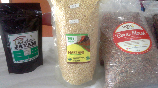 Beras merah, salah satu produk dari kampung dampingan Jatam. Foto: Della Syahni 