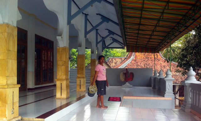 Sulis, yang baru selesai membersihkan musolla yang kerap berdebu. Foto: Nuswantoro