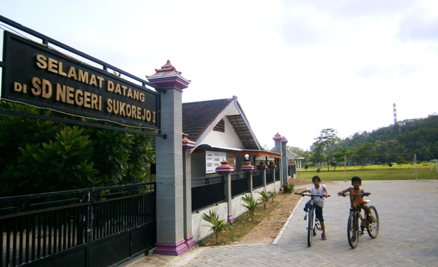 SDN I Sukoharjo, berdektan dengan PLTU. Foto: Nuswantoro