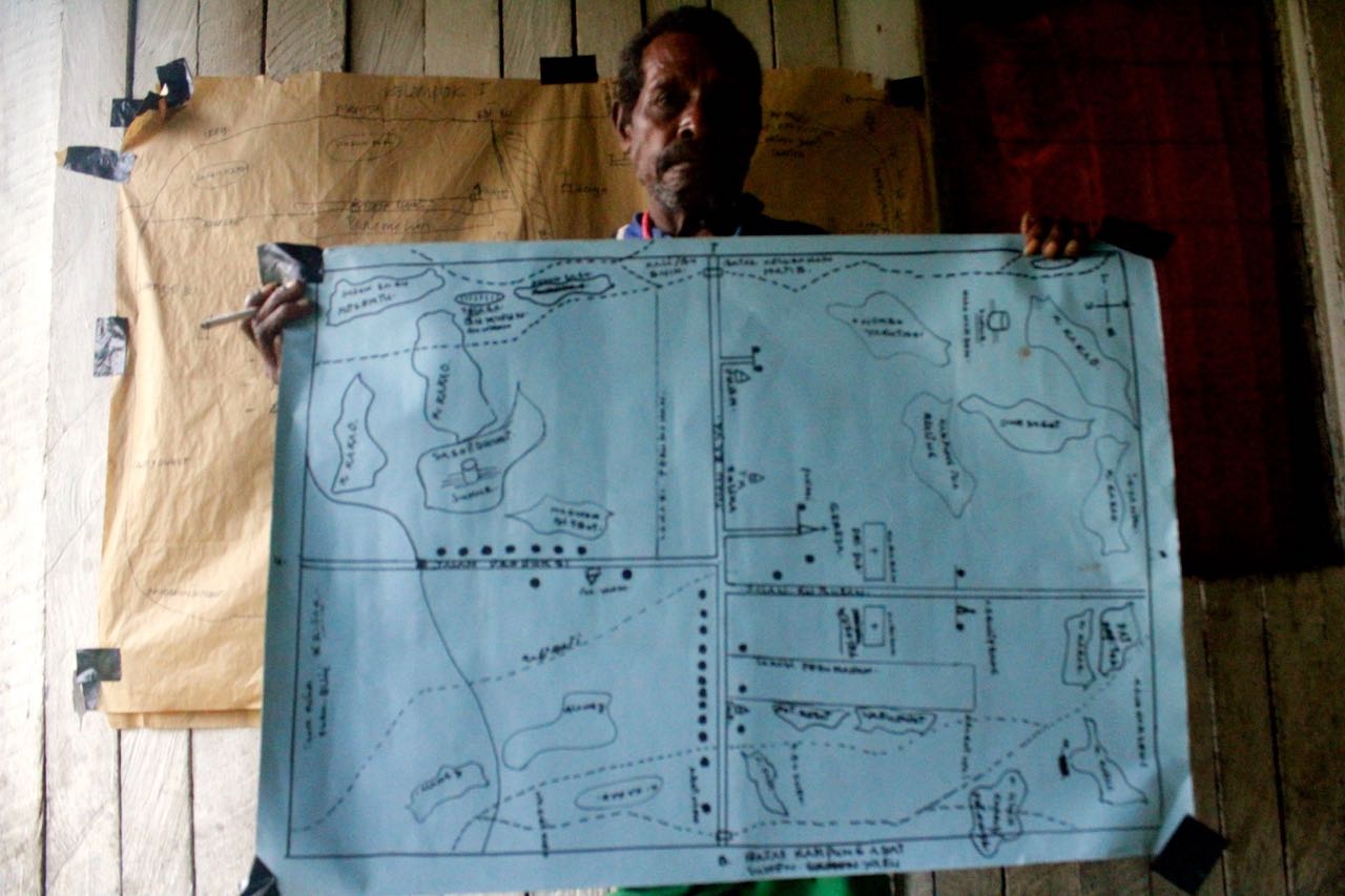 Pilipus-Nasadit-Ondoafi-atau-kepala-pemerintahan-adat-ketika-memperlihatkan-sketsa-kampung-adat-Swen-Samon. Foto: Christopel Paino