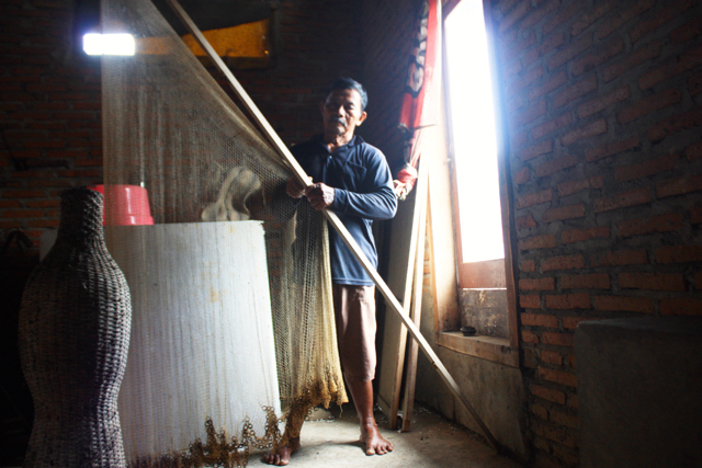 Jaring ikan Jemingan, yang kini banyak nganggur setelah ikan-ikan dan udang kecil di sungai berkurang drastis setelah ada PLTU. Foto: Nuswantoro