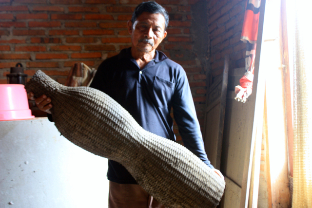 Wuwu milih Jemingan, yang kini sudah tak terpakai lagi setelah ikan-ikan kecil di sungai menghilang. Foto: Nuswantoro
