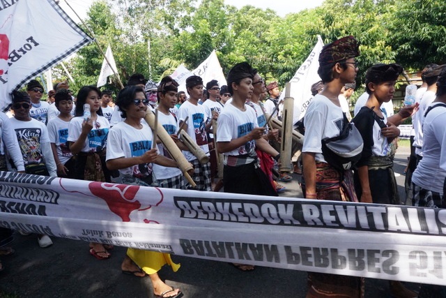 Ribuan orang yang dipimpin Pasubayan Desa Adat Tolak Reklamasi membunyikan kentongan tolak reklamasi Teluk Benoa untuk ibu pertiwi. Foto Luh De Suriyani