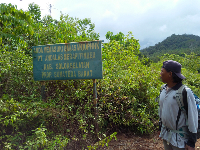 Plang nama PT AMT,. Lokasi ini sekarang menjadi tambang emas. Foto: Vinolia
