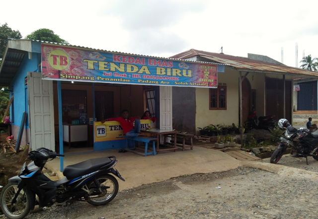 Deretan toko emas di Solok Selatan. Foto: Vinolia