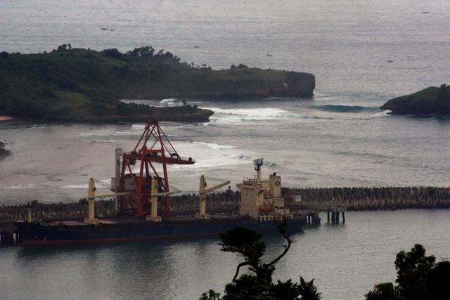 Tongkang batubara usai bongkar muat. Batubara buat pasok PLTU Pacitan. Foto: Nuswantoro 