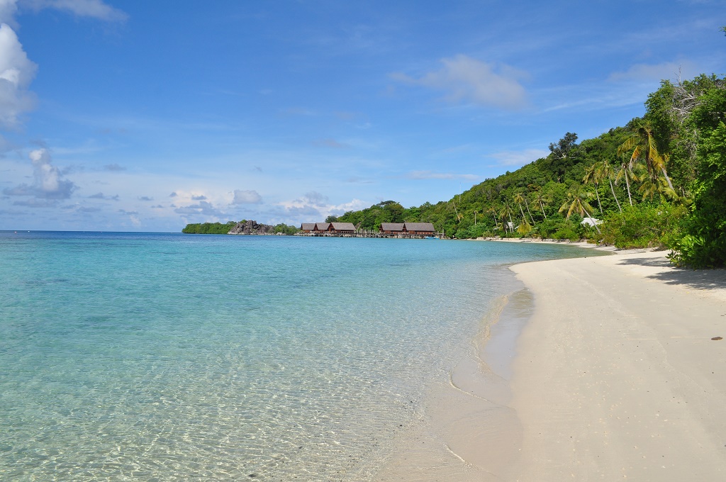 Hamparan pasir putih di Pulau Bawah dan semua pulau di laguna di Anambas, Riau. Foto : M Ambari