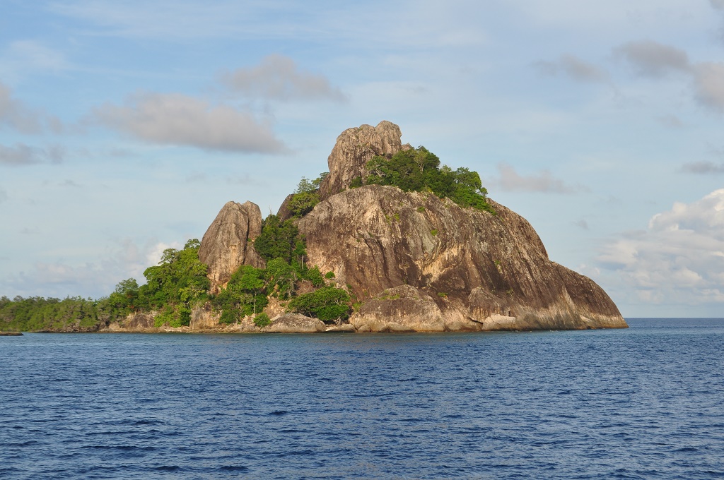 Salah satu tebing batuan di pulau di laguna Anambas, Riau. Foto : M Ambari