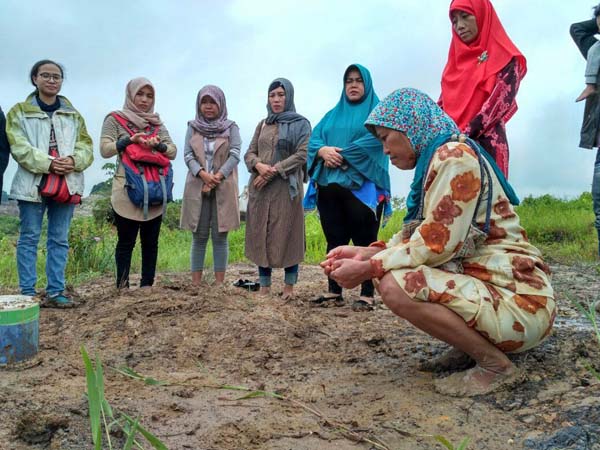 Doa para ibu untuk anak-anak mereka yang tewas di lubang tambang. Foto: Jatam Kaltim