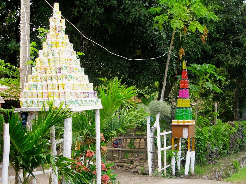 Pohon Natal yang terbuat dari gelas plastik minuman bekas di depan halaman rumah warga. Foto: Ebed de Rosary