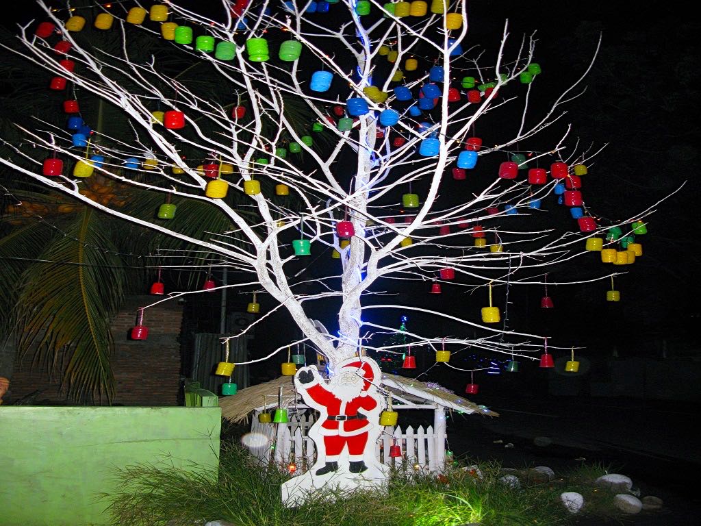 Ornamen pohon natal yang dibuat dari gelas plastik air mineral di Kelurahan Nanga. Foto: Ebed de Rosary