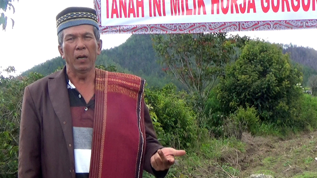 Masyarakat Adat Horja Gurgur menuntut tanah adat mereka kembali yang dipinjam Kementerian Pertanian buat kebun percontohan di Tapanuli Utara. Foto: Ayat S Karokaro
