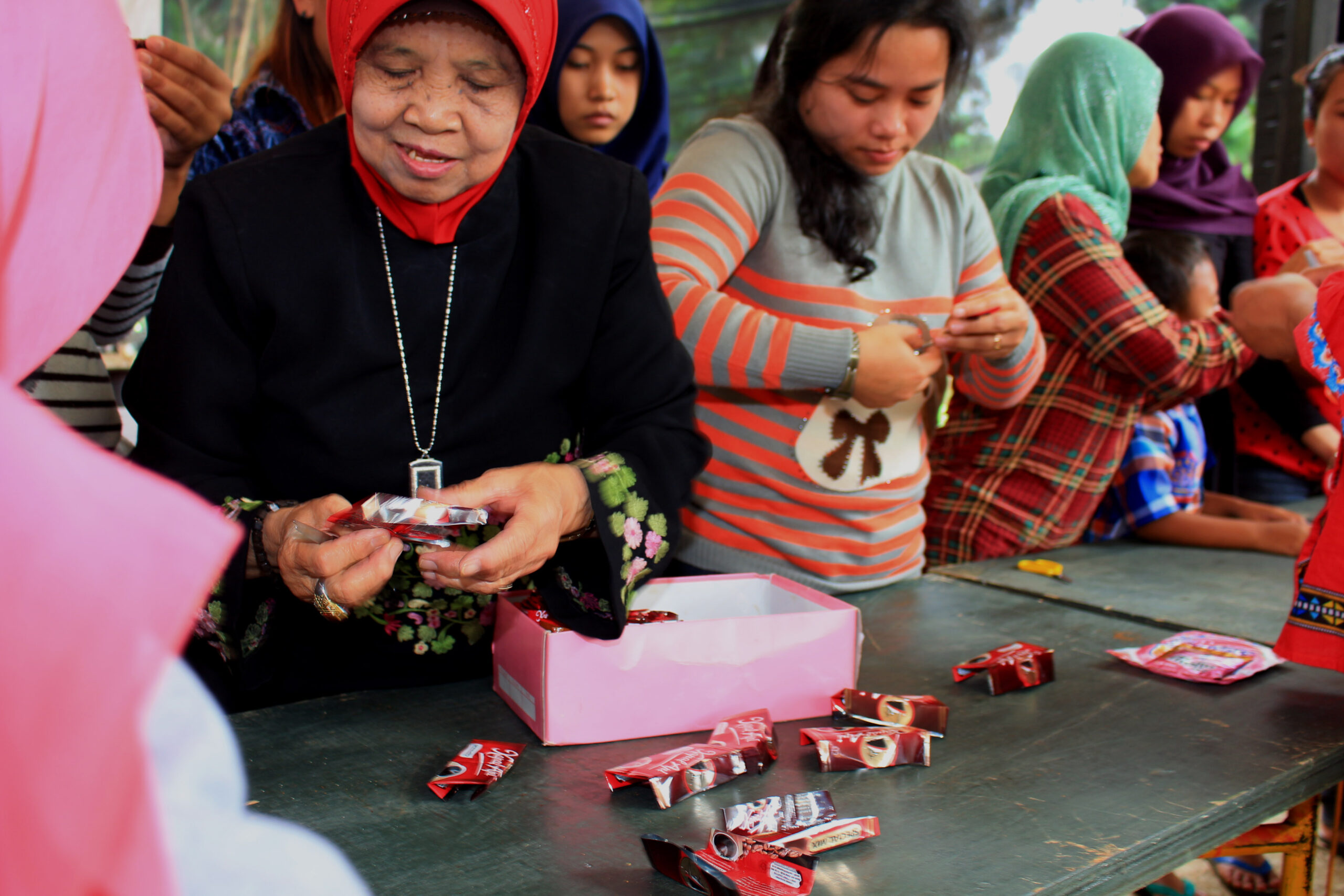 Generasi Baru Indonesia (GENBI), Komunitas yang beranggotakan mahasiswa penerima beasasiswa Bank Indonesia melakukan penyuluhan sampah di Kampung Cikoneng 1 Desa Cibiru Wetan, Kecamatan Cileunyi, Kabupaten Bandung. Peyuluhan sampah ini diharapkan mampu mengurangi limbah berbasis ekonomi di kawasan hulu. Foto : Dony Iqbal