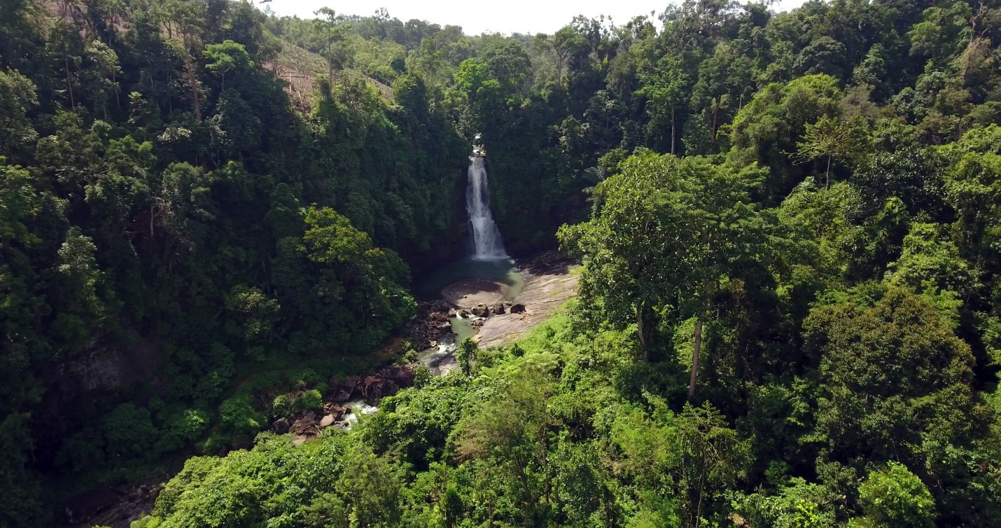 Air Terjun Panjang di Tinggihari, Kecamatan Pulaupinang, Kabupaten Lahat, Sumatera Selatan. Di bawah air terjun yang mengalir di Sungai Kim ini membentuk sebuah kolam yang tingginya hingga batas aliran sungai sekitar 100 meter, dan sekitar 500 meter ke titik tertinggi daratan di sekitarnya. Foto: Jabrik-INFIS