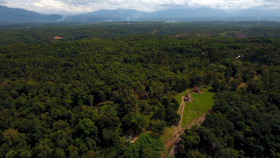 Kompleks megalitikum Tinggihari III. Diapit dua sungai, Sungai Lim dan Sungai Asam. Terlihat hamparan Bukitbarisan Selatan. Foto: David Herman-INFIS