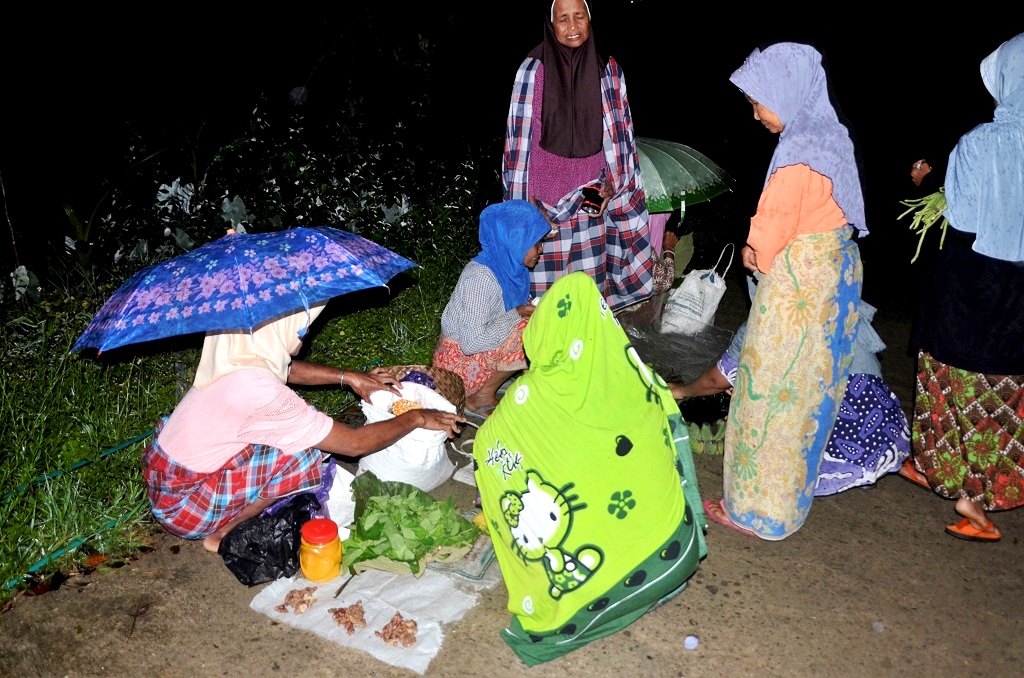 Di Pasar Kalimu, Kaluppini, Enrekang, Sulawesi Selatan, waktu pasar hanya dua kali seminggu, Rabu dan Minggu. Lama bukanya pun relatif singkat. Paling lama dari pukul 5.30 hingga 09.00. Seringya malah hanya sampai pukul 6.30 atau hanya sekitar sejam saja. Foto: Wahyu Chandra