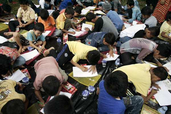 Menggambar untuk menghilangkan trauma akibat gempa dilakukan anak-anak di Pidie Jaya, Aceh. Foto: Junaidi Hanafiah