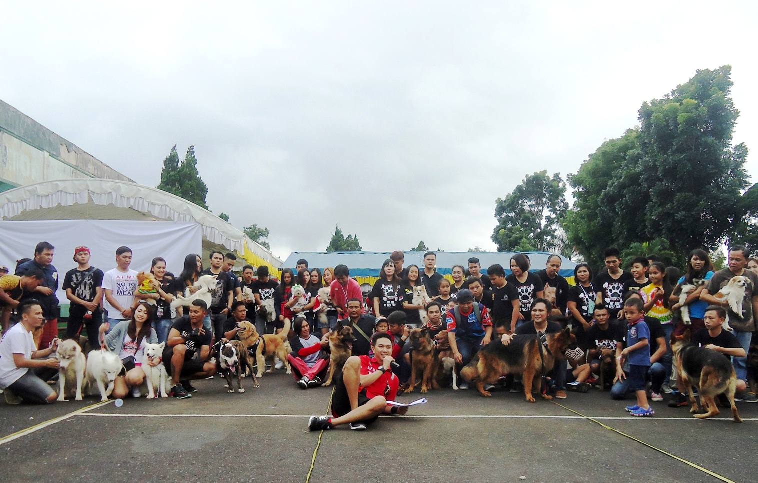 Para pecinta anjing dan kucing yang mengikuti kegiatan Fun Dog Festival yang diadakan oleh Dog Lovers Tomohon (DLT) di Kota Tomohon, Sulut, pada Sabtu (10/12/2016). Foto : Themmy Doaly