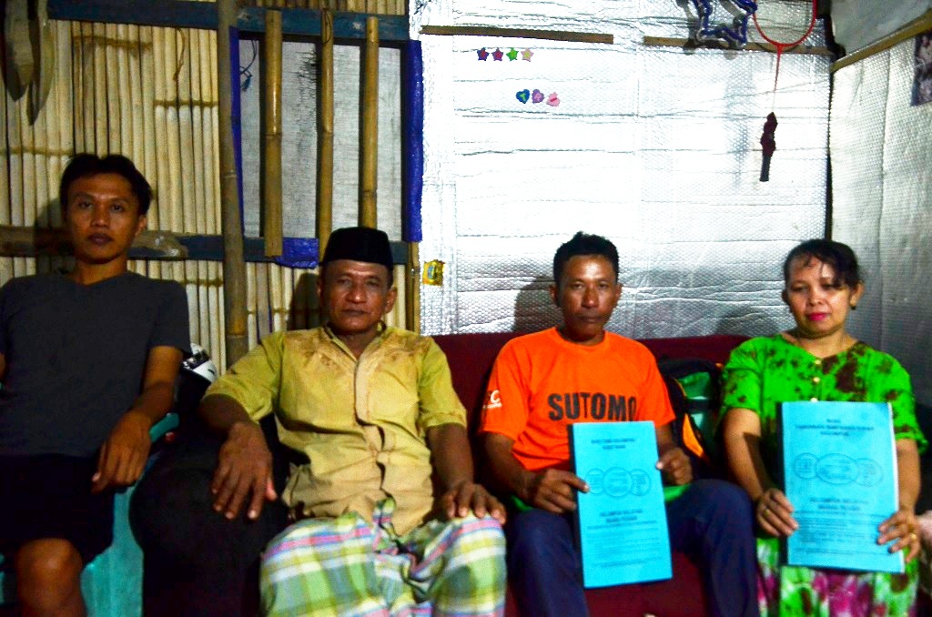 Kelompok Muara Pesisir, Desa Tallo, Kota Makassar, Sulsel mengelola keuangan kelompok secara professional dan membudayakan kebiasaan menabung bagi anggotanya. Ini bisa menjauhkan mereka dari jeratan tengkulak. Foto: Wahyu Chandra