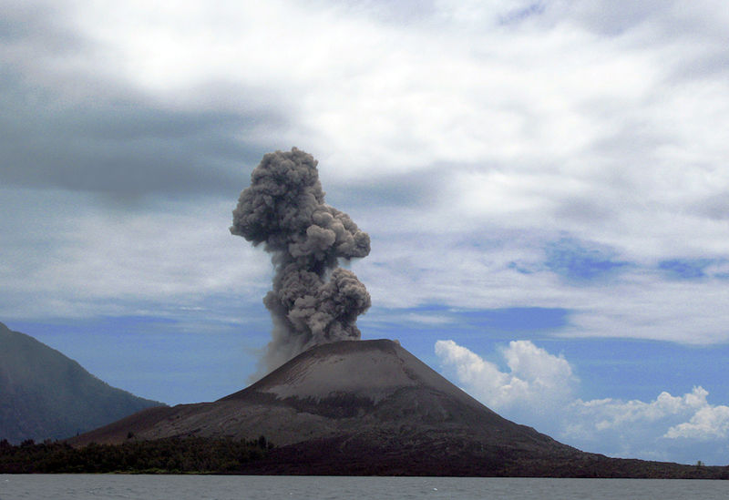 Anak Krakatau yang terlihat mengeluarkan asap pada Februari 2009. Sumber: Wikipedia