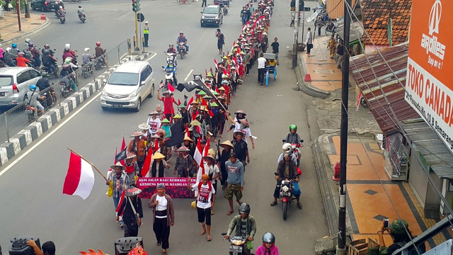 Aksi jalan kaki warga Rembang dan Pati, ke Kantor Gubernur Jateng di Semarang pada 9 Desember 2016, menuntut Gubernur menjalankan putusan MA mencabut izin lingkungan. Tak dinyana, ternyata izin lingkungan lama sudah cabut pas sebulan lalu dan ganti izin baru. Warga terkejut. Foto: Tommy Apriando 