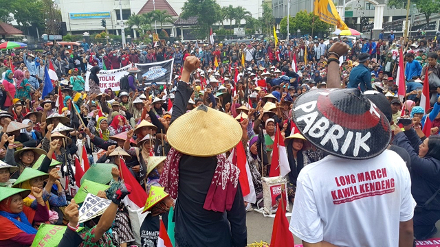 Tanpa lelah warga Pegunungan Kendeng ini berjalan ratusan kilometer mencari keadilan dan kasi di Kantor Gubernur Jateng. Foto: Tommy Apriando