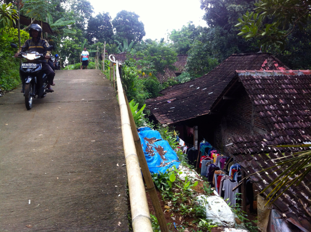 longsor2-beberapa-rumah-warga-di-desa-karangpandan-berada-di-lereng-bukit-atau-daerah-rawan-longsor