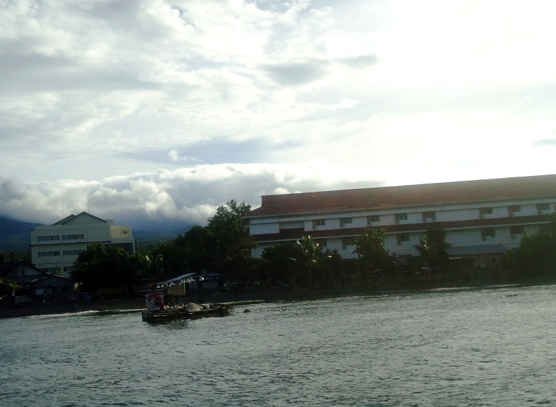 Rakit nelayan tradisional di Teluk Manado, Sulut yang diduga rusak karena aktivitas Kapal Geo Explorer dipindahkan mendekati pesisir pada Senin (5/12/2016). Foto : Themmy Doaly
