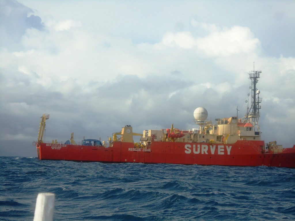 Kapal Geo Explorer di Teluk Manado, Sulawesi Utara pada Senin (5/12/2016) yang aktivitasnya diduga merusak alat tangkap nelayan tradisional. Sejumlah instansi pemerintah belum mendapat informasi mengenai aktifitas maupun perizinan kapal berbendera Saint Kitts and Navis dan dimiliki perusahaan Ho Choi Marine Ltd. Hong Kong. Foto : Themmy Doaly