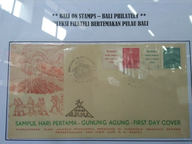 Pameran prangko di Baliphex 2016 memamerkan seri bencana alam sperti Gunung Agung meletus. Foto: Luh De Suriyani