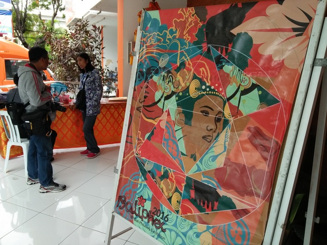 Diskusi prangko kreatif bersama komunitas filatelis di peluncuran sampul peringatan prangko desain Alit Ambara di Kantor Pos Renon Denpasar, Bali. Foto: Luh De Suriyani 