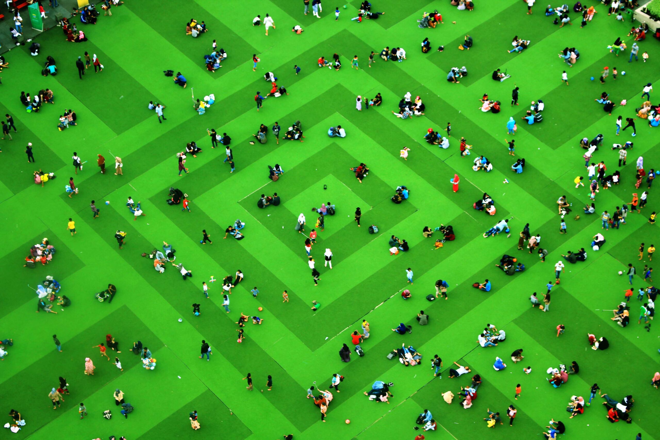 Sejumlah orang berkumpul dan bermain di Taman Alun-Alun, Bandung, Jawa Barat. Keberadaan ruang publik yang dibuat oleh Pemkot Bandung menjadi daya tarik tersendiri bagi warga mengunjungi taman tersebut. Meskipun taman tersebut berlapis rumput sintesis. Foto : Donny Iqbal