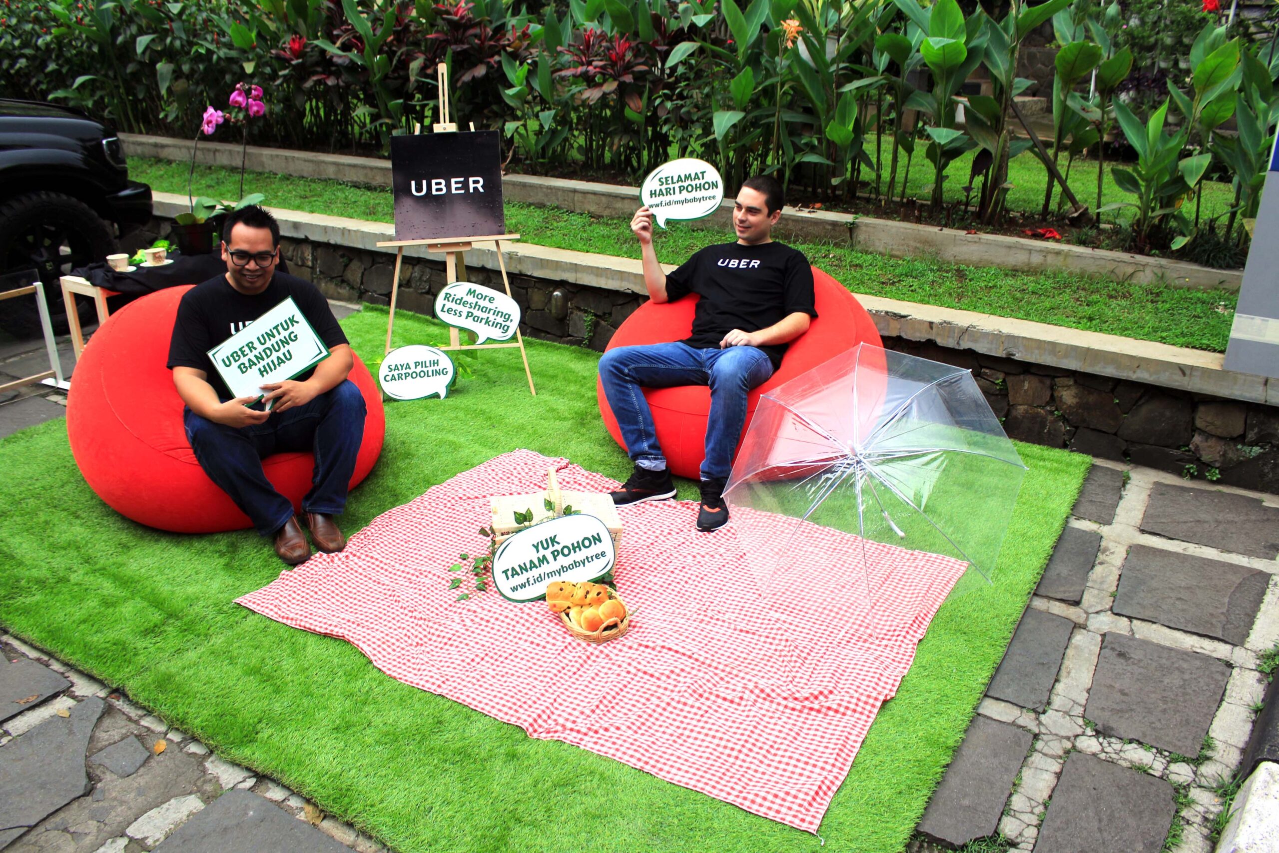 John Colombo (kiri), Head of Policy and Government Relations Uber Indonesia, bersantai di lahan parkir yang telah diubah menjadi ruang publik, di Jalan Taman Sari, Bandung, Jabar. Aplikasi ride-sharing yang diluncurkan uber untuk mengatajak masyarakat tidak melulu menggunakan kendaraan pribadi. Foto : Donny Iqbal