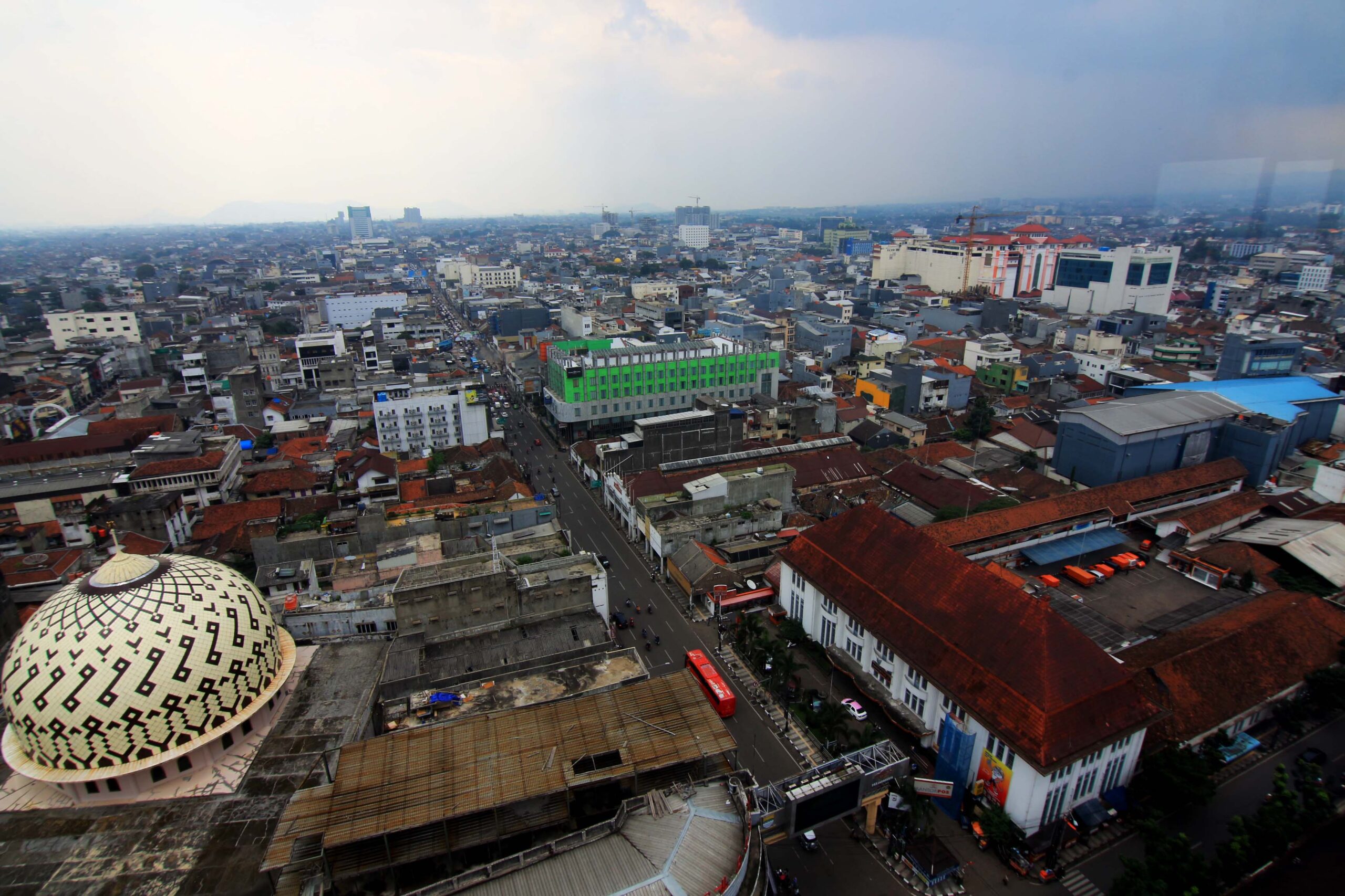 Kota Bandung, Jabar dilihat dari atas. Jumlah penduduk di kota Bandung yang mencapai 2.4 juta berdampak pada kenaikan jumlah kendaraan pribadi. Kondisi tersebut mengakibatkan pencemaran udara oleh emisi gas dari kendaraan bermotor meningkat hingga 70% dan berdampak buruk bagi lingkungan juga kesehatan. Foto : Dony Iqbal