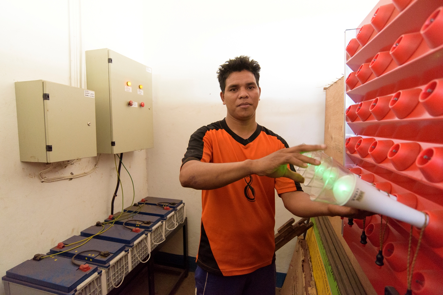 Seorang petugas merawat instalasi listrik dari pembangkit listrik yang ramah lingkungan di Sumba, NTT.. Foto : Hivos