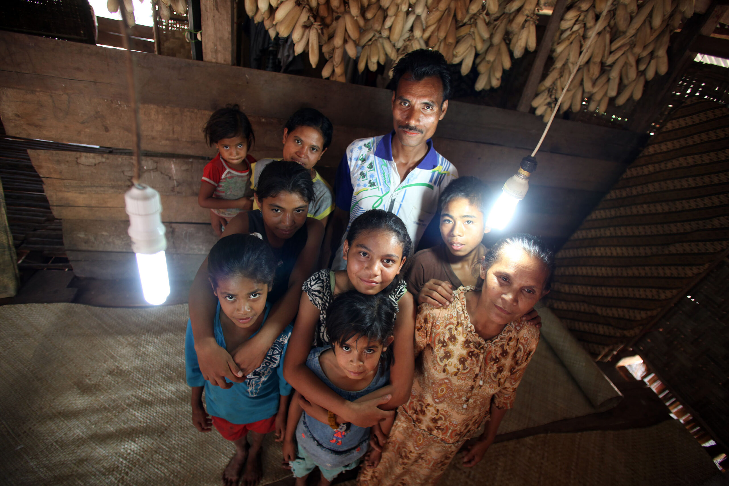 Pendapatan rata-rata per kapita sebesar Rp.2.213.104 menjadikan Pulau Sumba salah satu termiski di Indonesia. Di beberapa desa hal itu bahkan mendorong perilaku kriminal. Apapun teknologi energi baru terbarukan yang dikembangkan, SII membawa perubahan penting: menyulap ladang ilalang menjadi kebun sayur, pengrajin musiman menjadi penenun sukses, penyamun menjadi petani. Foto : Hivos