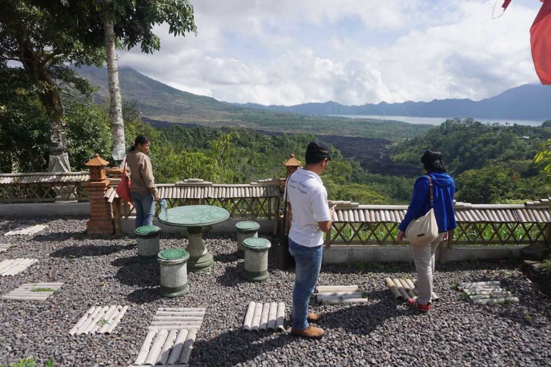 Pemandangan gunung dan danau Batur, di Bangli, Bali. Kelompok Tani Hidup Rukun di Bangli, mengelola ekowisata berbasis bambu dengan kondisi panorama seputar gunung dan danau Batur. Foto : Anton Muhajir