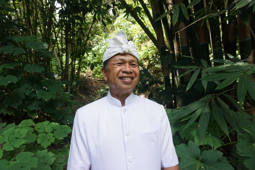 Wayan Sukasana, pendamping dari International Tropical Timber Organisation (ITTO) di Bali, yang berhasil mengubah dan mengajak petani Batur Tengah, Bangli, Bali untuk kembali menanam bambu. Foto : Anton Muhajir