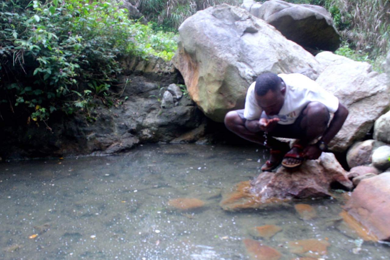 Mata air garam di Gunung Mili. Meski jauh dari laut, terdapat mata air yang mengandung garam di gunung ini. Foto: Christopel Paino