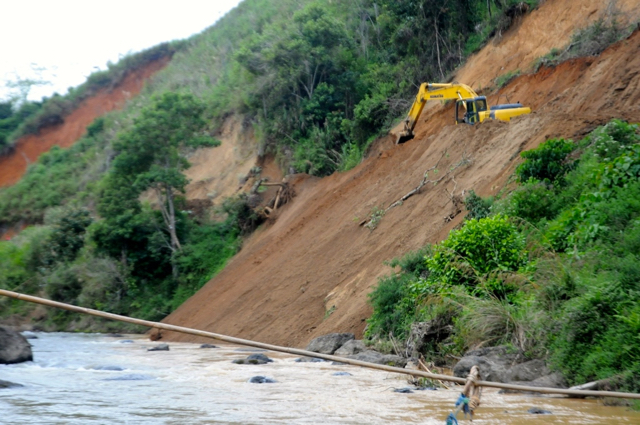 Alat berat PT Seko Power Prima, sedang bekerja. Foto: Eko Rusdianto