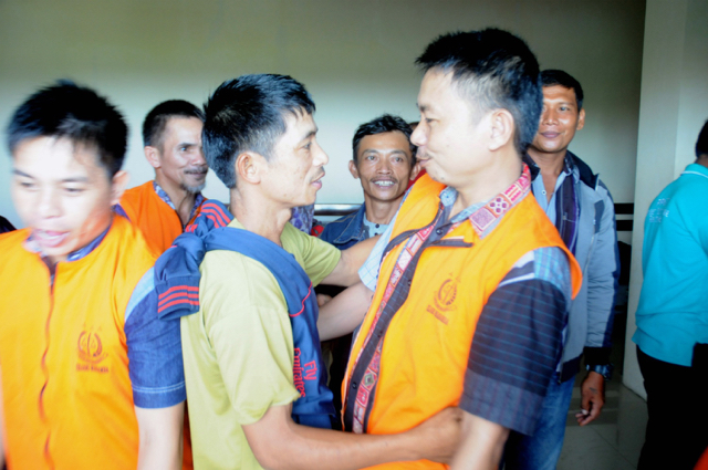 Suasana pertemuan keluarga dengan warga Seko yang ditahan buntut berkonflik dengan PT Seko Power Prima. Mereka hanya berusaha mempertahankan tempat hidup, wilayah adat mereka. Foto: Eko Rusdianto