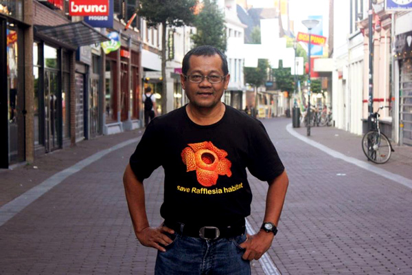 Agus Sustya yang cinta luar dalam rafflesia. Foto: Facebook Agus Sustya