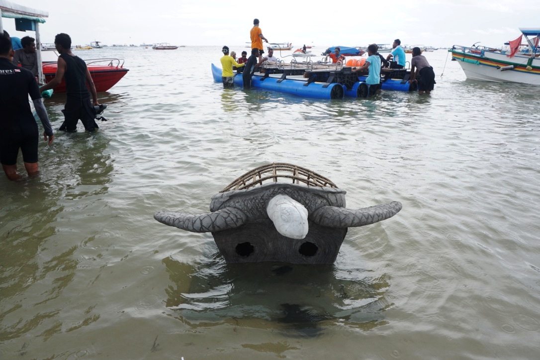 Proses penenggelaman patung penyu raksasa di perairan Pantai Tanjung Benoa, Badung, Bali. Patung penyu yang beratnya mencapai 300 kg ini diharapkan menjadi ikon wisata Tanjung Benoa sekaligus rumah terumbu karang. Foto : Anton Muhajir